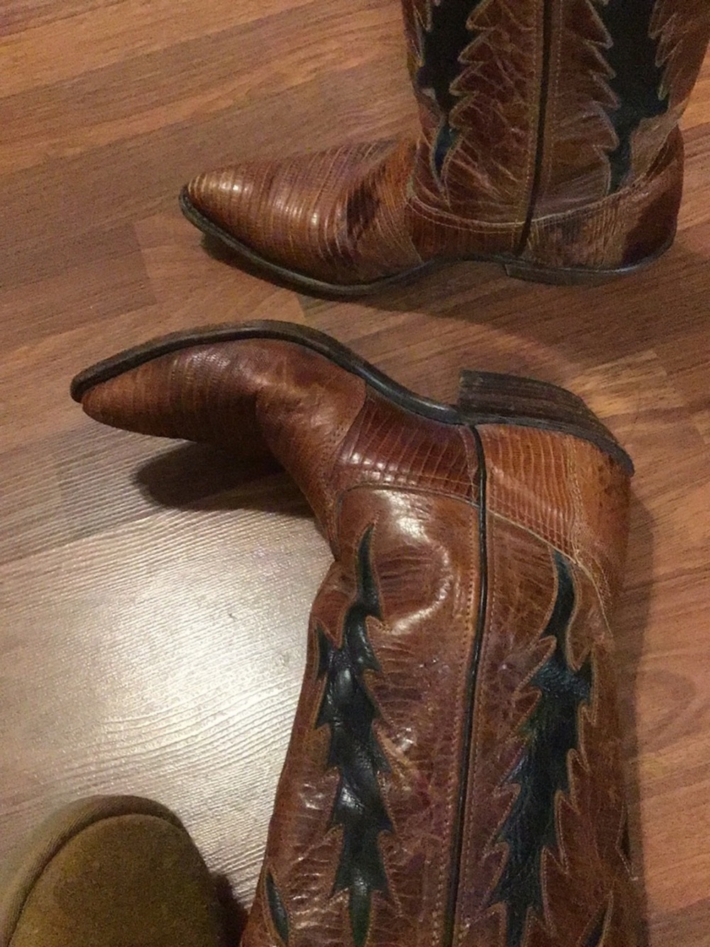 Vintage Brown Leather Western Heeled Boots with Black Accents - Picture 3 of 7